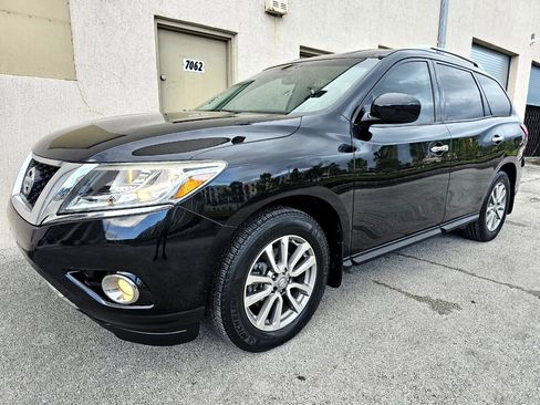 Used 2015 Nissan Pathfinder SV image 2