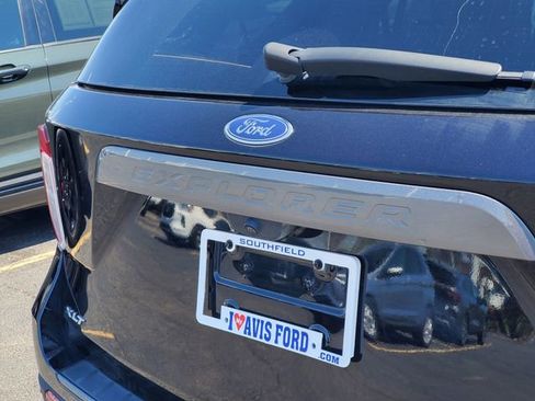 Used 2024 Ford Explorer XLT w/ Equipment Group 202A AWD/4WD image 32