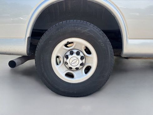 Used 2018 Chevrolet Express 3500 LS RWD image 14