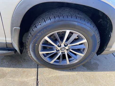 Used 2019 Toyota Highlander XLE image 32