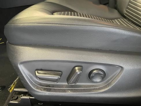 Used 2020 Toyota Camry SE FWD image 10