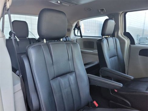 Used 2014 Chrysler Town & Country Touring image 19