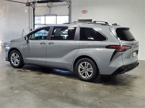 Used 2023 Toyota Sienna XSE image 6