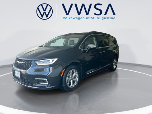 Used 2023 Chrysler Pacifica Limited image 3