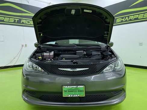 Used 2023 Chrysler Voyager LX image 4