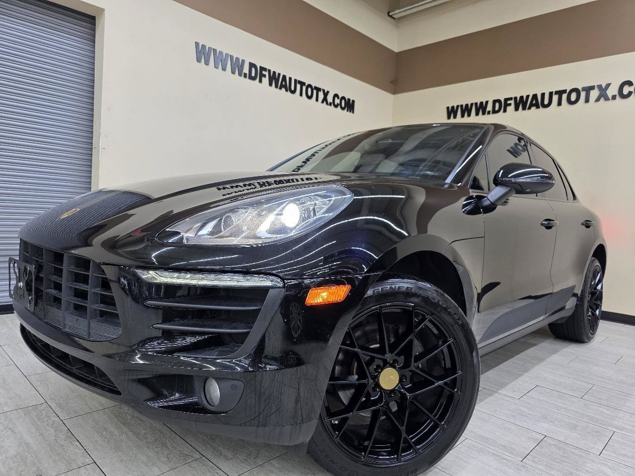 Used 2018 Porsche Macan AWD/4WD image 1