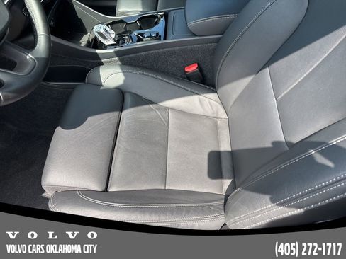 Used 2025 Volvo XC40 B5 Plus image 9