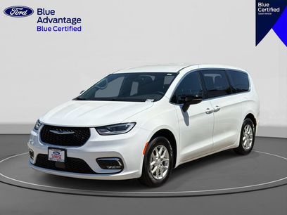 Used 2025 Chrysler Pacifica Select