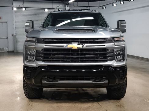 Used 2024 Chevrolet Silverado 2500 Custom w/ Custom Value Package image 2