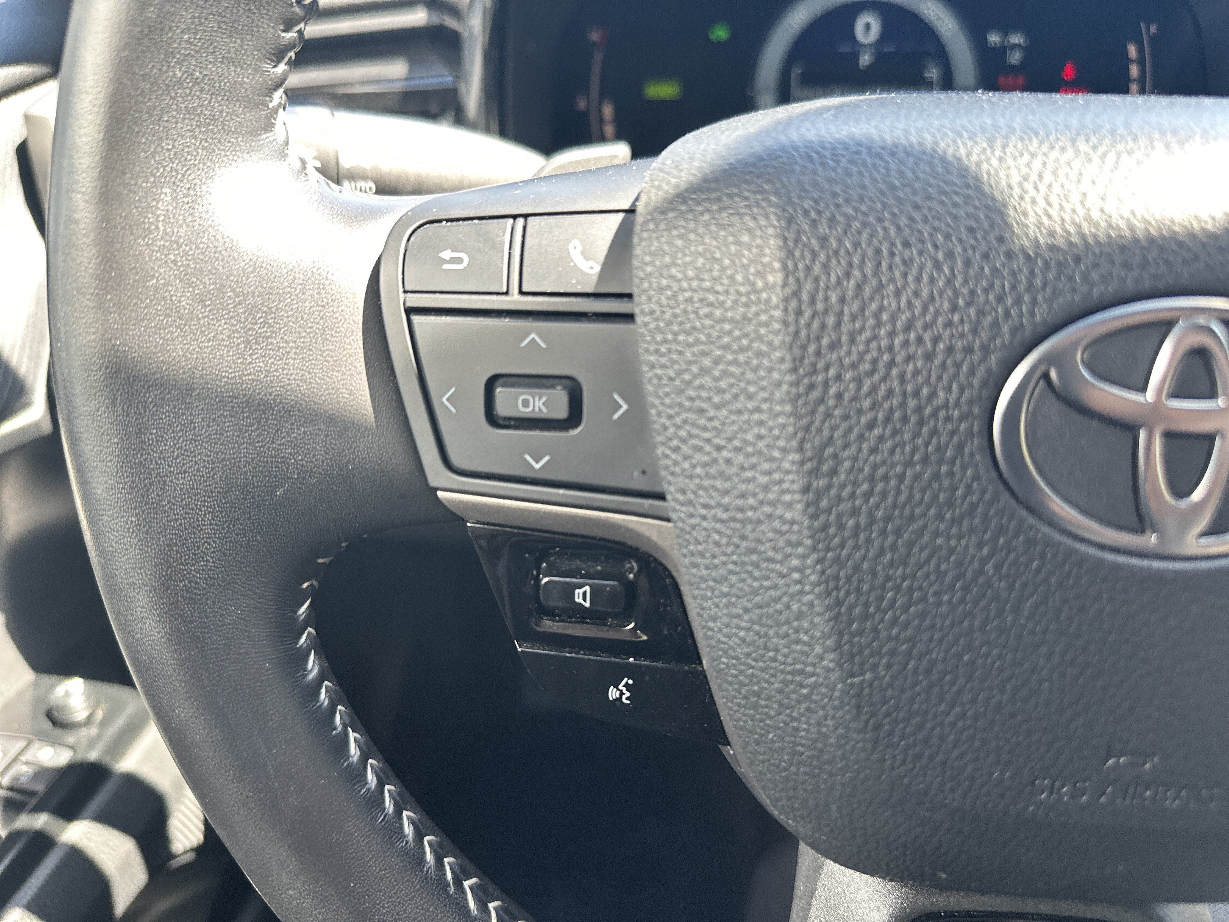 Used 2025 Toyota Camry SE w/ Convenience Package FWD image 18