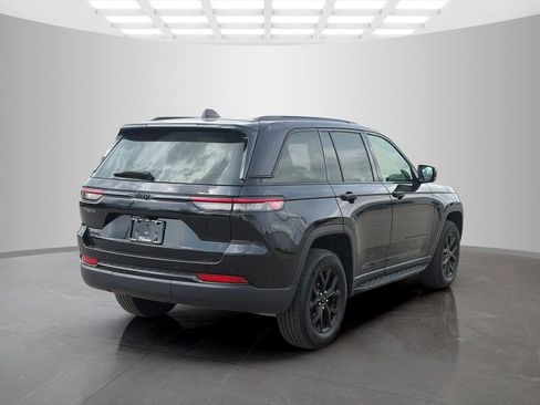 Used 2024 Jeep Grand Cherokee Altitude AWD/4WD image 4