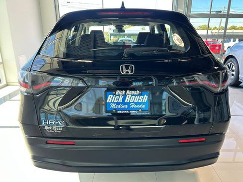 Used 2023 Honda HR-V LX image 9