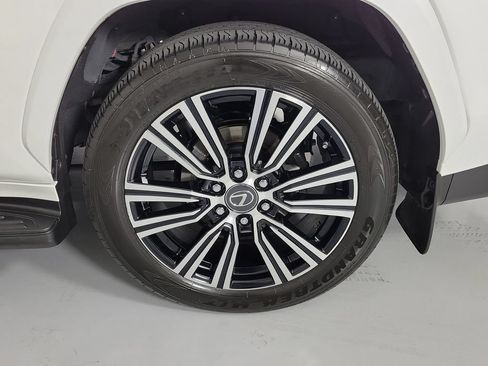 Used 2025 Lexus LX 600 4WD w/ Accessory Package (Z1) image 7