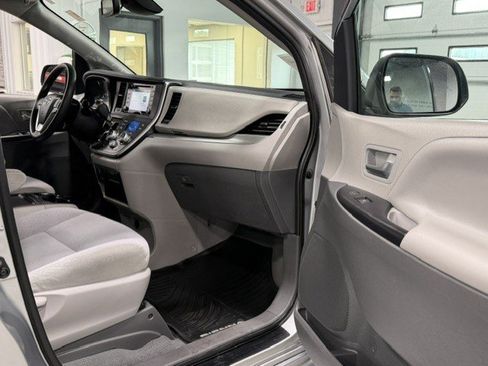 Used 2020 Toyota Sienna LE w/ LE Preferred Package FWD image 7