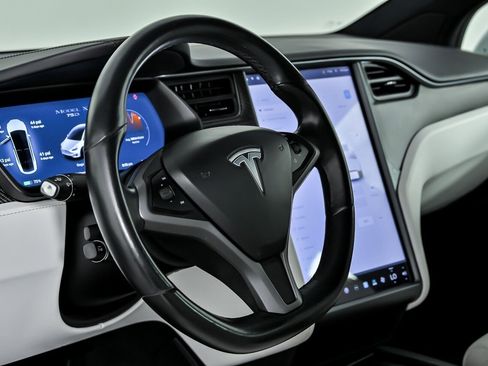 Used 2018 Tesla Model X 75D image 24