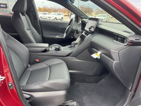 Certified 2024 Toyota Venza XLE image 18