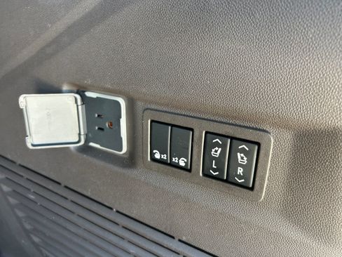Used 2023 Chevrolet Tahoe Z71 w/ Luxury Package AWD/4WD image 14