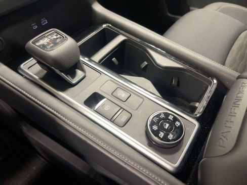 Used 2025 Nissan Pathfinder SV image 17