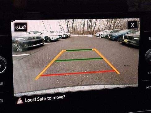 Certified 2025 Volkswagen Taos SE w/ Panoramic Sunroof Package image 18