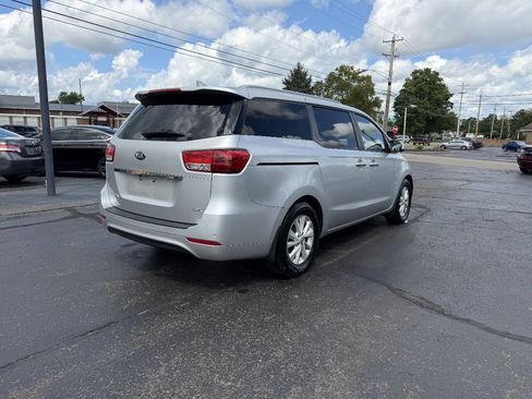 Used 2016 Kia Sedona LX w/ Option Group 020 FWD image 7