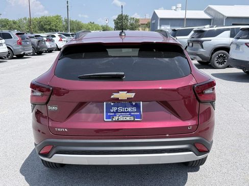 Used 2025 Chevrolet Trax LT w/ LT Convenience Package FWD image 6