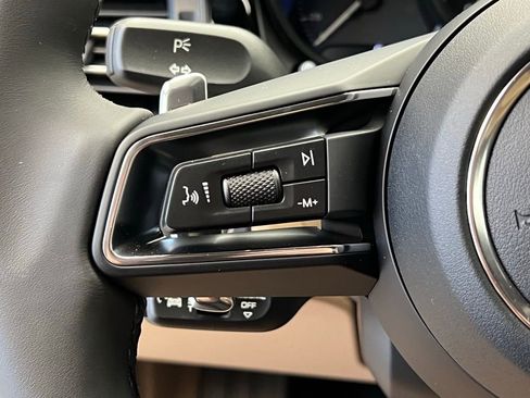 Used 2026 Porsche Macan image 8