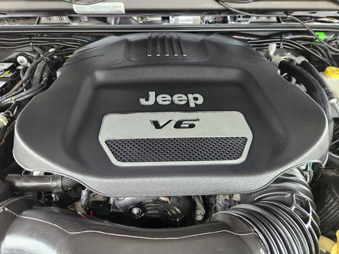 Used 2018 Jeep Wrangler Unlimited Sport w/ Connectivity Group image 31