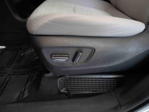 Used 2025 Toyota Sienna LE w/ LE Plus Package AWD/4WD image 12