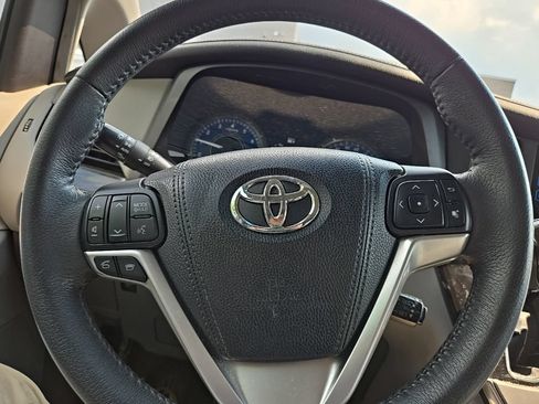 Used 2017 Toyota Sienna XLE Premium AWD/4WD image 14