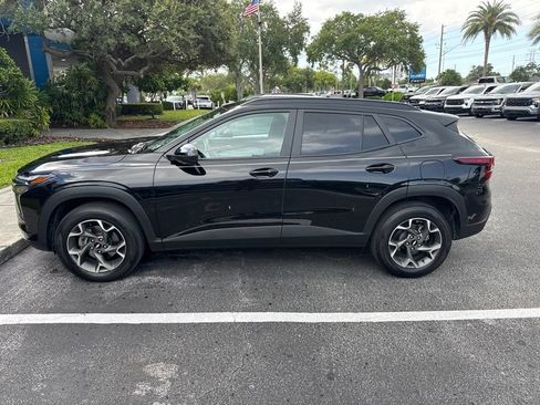 Used 2025 Chevrolet Trax LT w/ Driver Confidence Package FWD image 3