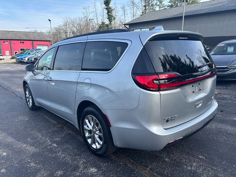 Used 2022 Chrysler Pacifica Touring-L AWD/4WD image 9