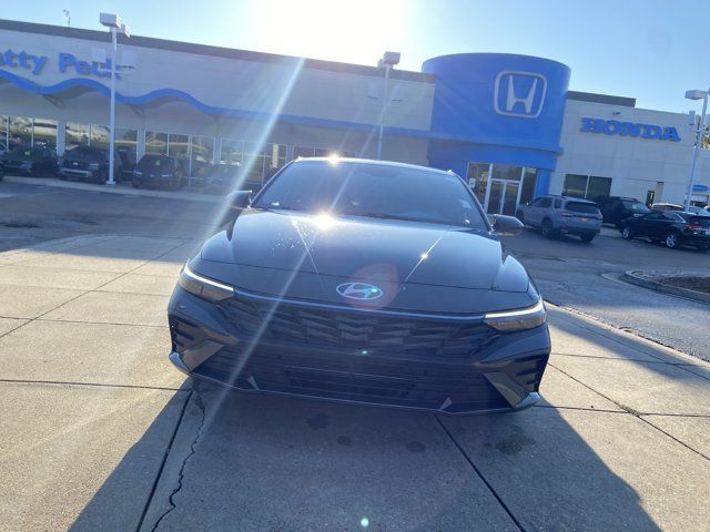 Used 2025 Hyundai Elantra Sport FWD image 3