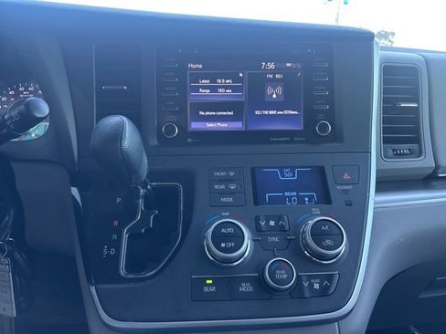 Used 2020 Toyota Sienna LE w/ LE Preferred Package image 25