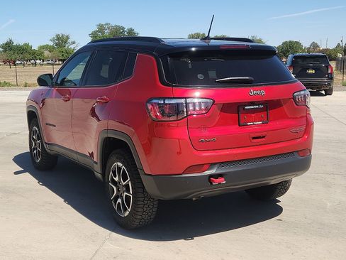 Used 2025 Jeep Compass Trailhawk AWD/4WD image 3