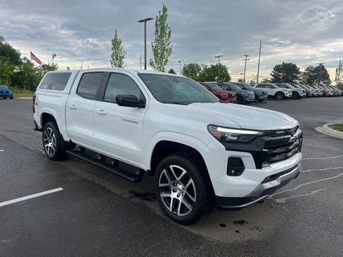 Used 2023 Chevrolet Colorado Z71 w/ Z71 Convenience Package 2 AWD/4WD image 3