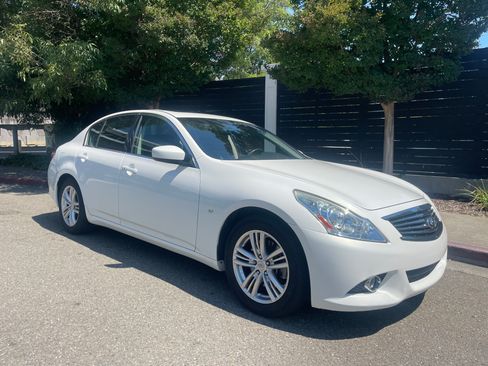Used 2015 INFINITI Q40 w/ Navigation Package RWD image 1