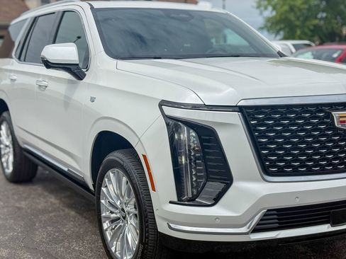 Used 2025 Cadillac Escalade Premium Luxury AWD/4WD image 3