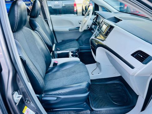 Used 2014 Toyota Sienna SE FWD image 14