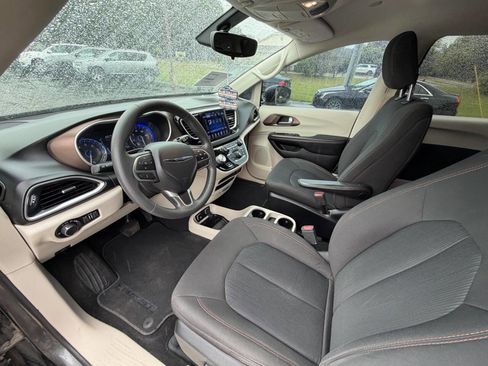 Used 2017 Chrysler Pacifica Touring FWD image 9
