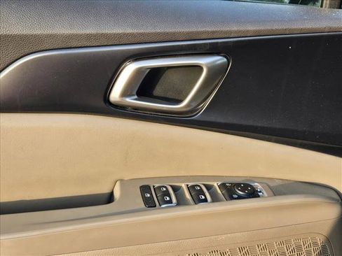 Used 2025 Kia Carnival FWD image 12