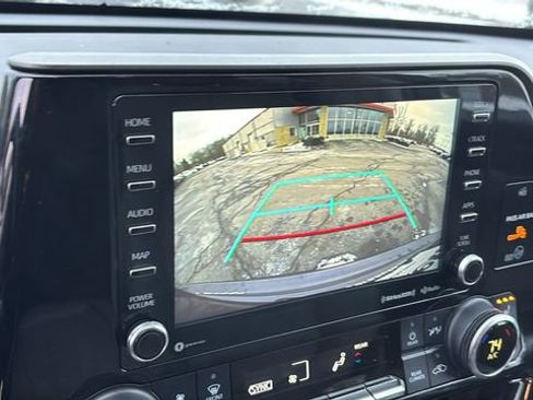 Used 2022 Toyota Highlander XLE image 19