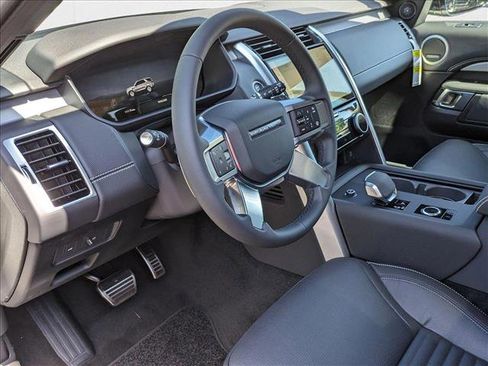 New 2025 Land Rover Discovery Dynamic SE image 3