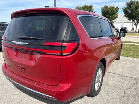 Used 2024 Chrysler Pacifica Touring-L FWD image 15