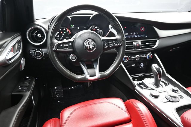 Used 2023 Alfa Romeo Giulia Veloce RWD image 17