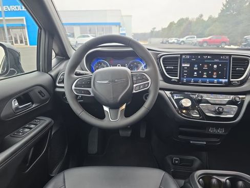 Used 2025 Chrysler Pacifica Select image 13