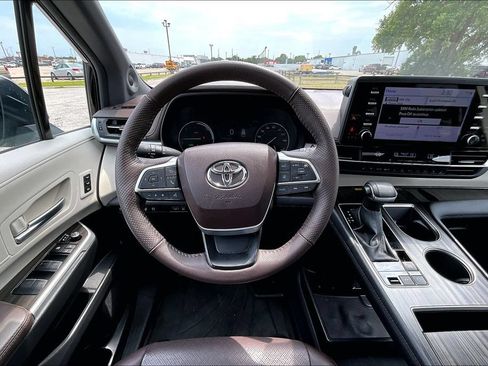 Used 2024 Toyota Sienna Platinum FWD image 5
