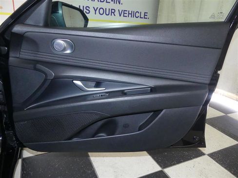 Used 2022 Hyundai Elantra Limited image 25