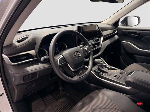 Certified 2023 Toyota Highlander L image 8