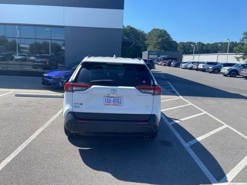 Used 2019 Toyota RAV4 LE FWD image 4