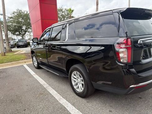 Used 2024 Chevrolet Suburban LT RWD image 4